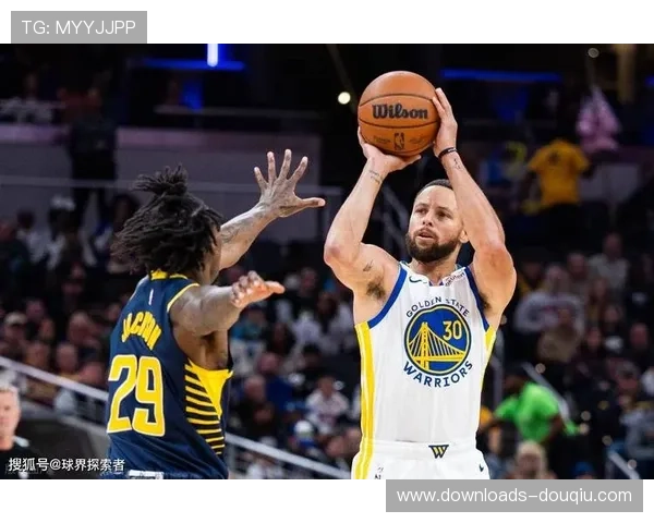 勇士鹈鹕对决末节，库里连续三分缩小分差
