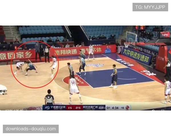 前法甲裁判长接受采访，谈论现行规则下对防守中“抱摔”等隐蔽犯规的执法尺度